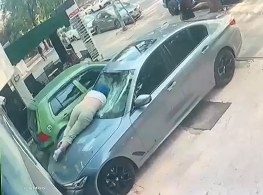 6. kattan otomobilin &uuml;zerine d&uuml;şt&uuml;! Sağlık durumu ağır