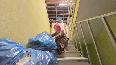 6 yıllık boşanma davasının ardından evden tahliye edilen kadın &ccedil;atıya sığındı
