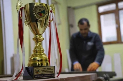 60 yaşında T&uuml;rkiye Bilardo Şampiyonu mesleğiyle dikkat &ccedil;ekiyor
