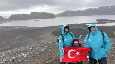 7 yaşındaki Pars, G&uuml;ney Kutbu&rsquo;nda T&uuml;rk bayrağı a&ccedil;tı