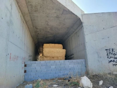 7 yıldır bitmeyen yolun k&ouml;pr&uuml; ayakları samanlığa d&ouml;nd&uuml;