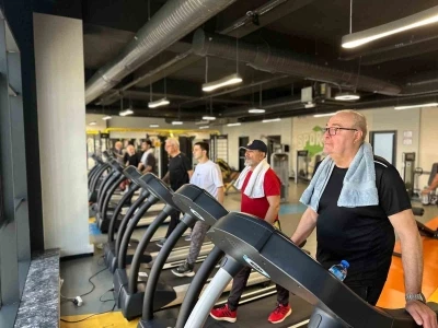 70 yaşındaki ihtiyar delikanlılar sporda gen&ccedil;lere taş &ccedil;ıkartıyor
