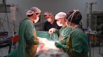 70 yaşındaki kadının karnından &ccedil;ıkanlar şok etti! 