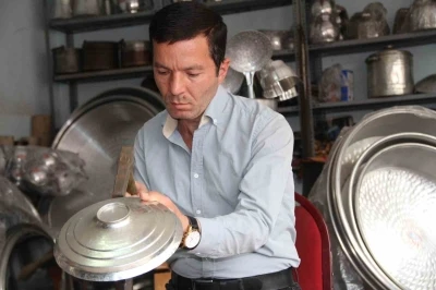 72 yıllık bakır ustasının mesleğini oğlu yaşatıyor
