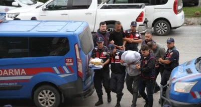 73 yaşındaki adama "kargo" yalanıyla 17 milyonluk senet imzalatmaya 4 g&ouml;zaltı
