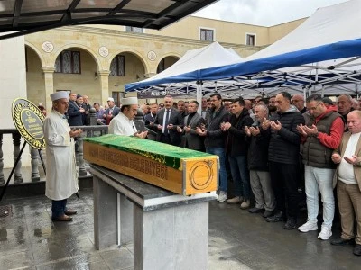 75 yaşında g&ouml;&ccedil;&uuml;k altında hayatını kaybeden iş&ccedil;i son yolculuğuna uğurlandı