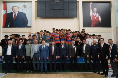 77 okuldan 4 bin 50 &ouml;ğrenci sporla buluştu