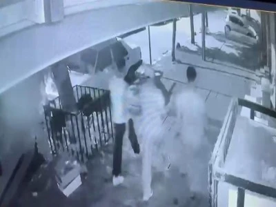 8 aylık hamile eşine tatlı almaya &ccedil;ıktı gasp girişiminde bı&ccedil;aklandı, eşi acil sezaryene alındı