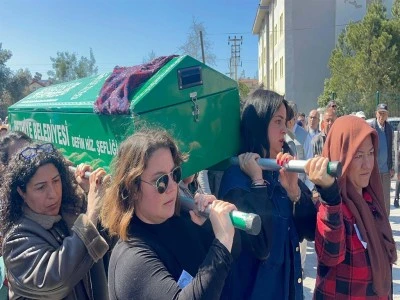 8 Mart D&uuml;nya Kadınlar G&uuml;n&uuml;&rsquo;nde &ouml;ld&uuml;r&uuml;len Sermin'in tabutunu kadınlar taşıdı