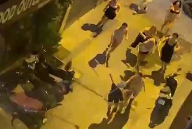 8 trans bir adama saldırdı