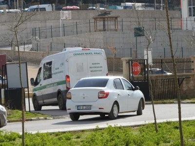 8 yaşındaki Emine trakt&ouml;r altında can verdi