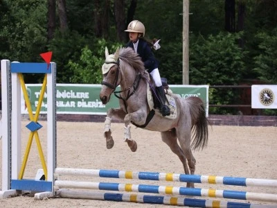 8 yaşındaki Nur Pera, atı 'Vefa' ile ikinci kez T&uuml;rkiye şampiyonu oldu