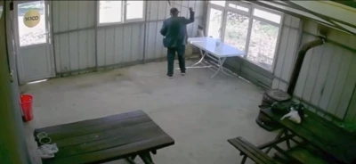 K&ouml;peği elindeki bastonuyla dakikalarca d&ouml;vd&uuml;