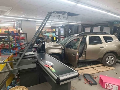 81 yaşındaki s&uuml;r&uuml;c&uuml; aracı park etmek isterken markete daldı