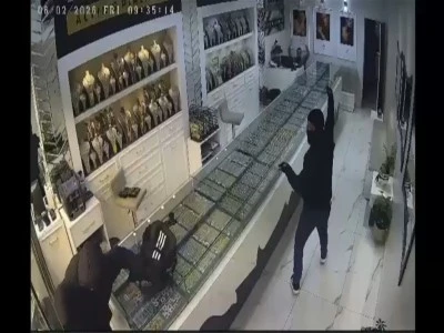 90 saniyede kuyumcuyu bu şekilde soydular: İşte o g&ouml;r&uuml;nt&uuml;ler!