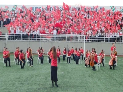 A Milli Futbol Takımı beste yarışmasının kazananı Bursa Zeki M&uuml;ren G&uuml;zel Sanatlar Lisesi &ouml;ğrencileri oldu