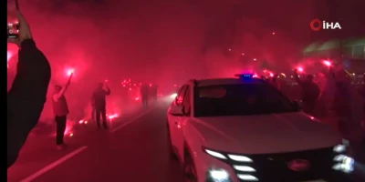 A Milli Futbol Takımı, meşaleler eşliğinde stada girdi