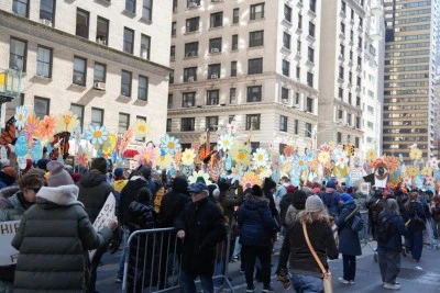 ABD'de binlerce kişi savaşa ve Trump'a karşı y&uuml;r&uuml;d&uuml;
