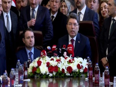 Adalet Bakanlığı'nda Akın G&uuml;rlek, g&ouml;revi Yılmaz Tun&ccedil;'tan devraldı