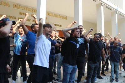 Adana B&uuml;y&uuml;kşehir Belediyesi &ouml;n&uuml;nde taraftarların eyleminde gerginlik