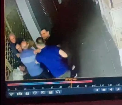 Adana'da 2 erkek, kadına d&uuml;kkanın &ouml;n&uuml;nde saldırdı