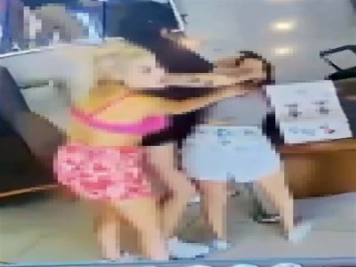 Adana'da 4 kadın acımasızca birbirine girdi