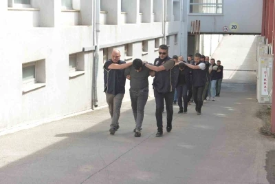 Adana&rsquo;da DEAŞ&rsquo;ın uyuyan h&uuml;cresindeki 5 ş&uuml;pheli tutuklandı, 1&rsquo;i sınır dışı edildi
