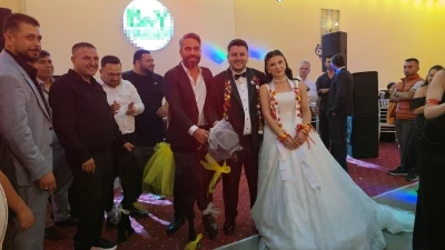 Adana'da d&uuml;ğ&uuml;nde gelin ve damada ke&ccedil;i hediye edildi