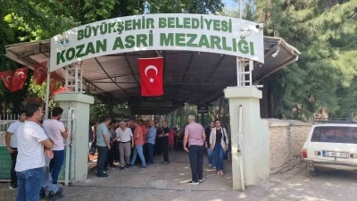 Kozan'da eski eşi tarafından &ouml;ld&uuml;r&uuml;len kadın son yolculuğuna uğurlandı