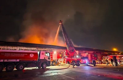 Adana'da sebze halinde yangın; 22 iş yeri zarar g&ouml;rd&uuml;