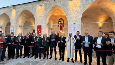 Adıyaman&rsquo;da depremde hasar g&ouml;ren camiler ve t&uuml;rbe ibadete a&ccedil;ıldı