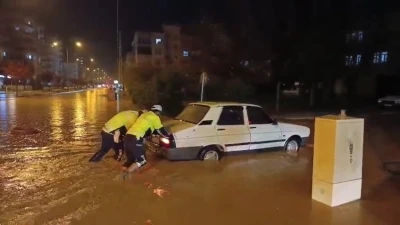 Adıyaman&rsquo;da kuvvetli yağış sele neden oldu, ara&ccedil;lar mahsur kaldı