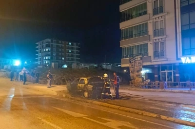 Adıyaman&rsquo;da park halindeki otomobil yandı
