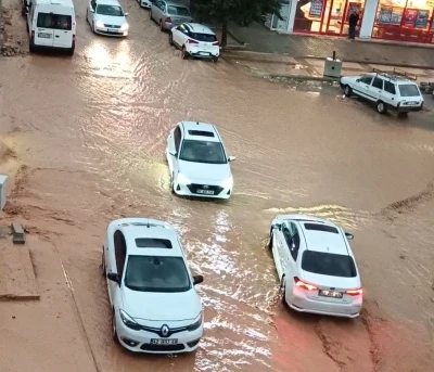 Adıyaman&rsquo;da sağanak; ara&ccedil;lar suya g&ouml;m&uuml;ld&uuml;, caddeleri su bastı