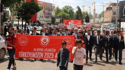 Adıyaman&rsquo;da y&uuml;zlerce kişi &rsquo;aile&rsquo; i&ccedil;in y&uuml;r&uuml;d&uuml;
