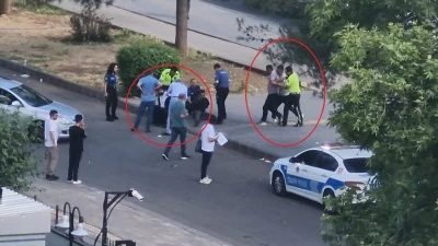 Adliye binasını g&ouml;r&uuml;nt&uuml;leyen kişiler kendilerini uyaran polise saldırdı