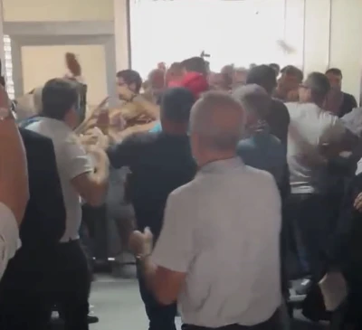 Adliye i&ccedil;erisinde taraflar birbirine girdi: Tekmeli yumruklu kavga kameraya yansıdı