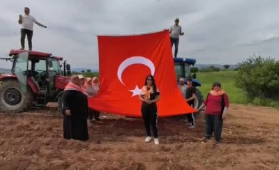 Afyonkarahisar&rsquo;da &ccedil;ift&ccedil;ilerden kekik tarlasında 19 Mayıs kutlaması