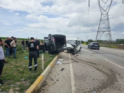 Afyonkarahisar&rsquo;da kamyonet ile hafif ticari ara&ccedil; &ccedil;arpıştı: 6&rsquo;sı &ccedil;ocuk 9 yaralı
