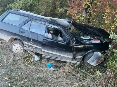 Ağaca &ccedil;arpan otomobil hurdaya d&ouml;nd&uuml;: S&uuml;r&uuml;c&uuml;y&uuml; ekipler kurtardı