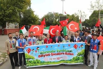 Ağrı&rsquo;da bin &ouml;ğrenci Gazze i&ccedil;in y&uuml;r&uuml;d&uuml;, u&ccedil;urtmalarını g&ouml;ky&uuml;z&uuml;ne bıraktı