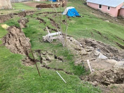 Ağrı&rsquo;da heyelan evlerin &ccedil;evresinde yarıklar oluşturdu
