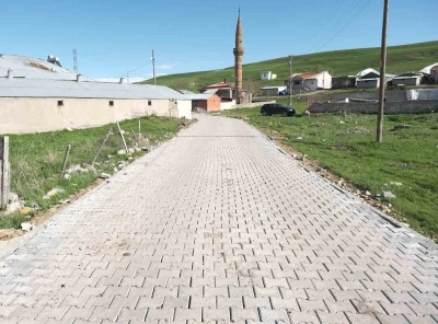 Ağrı&rsquo;da Kumluge&ccedil;it k&ouml;y&uuml;nde kilit parke taşı &ccedil;alışması
