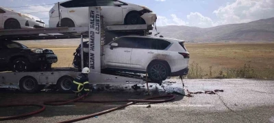 Ağrı&rsquo;da otomobil taşıyan tırın dorsesinde &ccedil;ıkan yangın s&ouml;nd&uuml;r&uuml;ld&uuml;