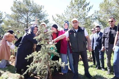 Ağrı&rsquo;da "Orman Benim" kampanyası kapsamında fidan dikimi ve orman temizliği etkinliği d&uuml;zenlendi
