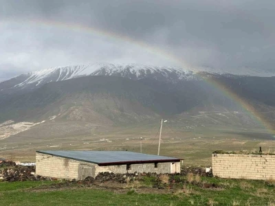 Ağrı Dağı eteklerinde g&ouml;kkuşağı g&uuml;zelliği
