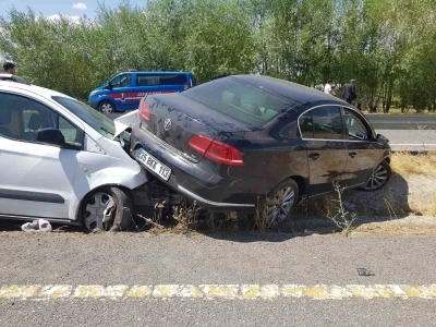 Ağrı İl Sağlık M&uuml;d&uuml;rl&uuml;ğ&uuml;&rsquo;ne ait makam aracı, kaza yaptı