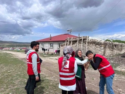 Ağrı Kızılay g&ouml;n&uuml;ll&uuml;lerinden annelere anlamlı s&uuml;rpriz
