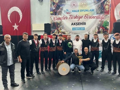 Ağrı&rsquo;nın gururu Cumhuriyet Anadolu Lisesi, halk oyunlarında T&uuml;rkiye şampiyonu oldu
