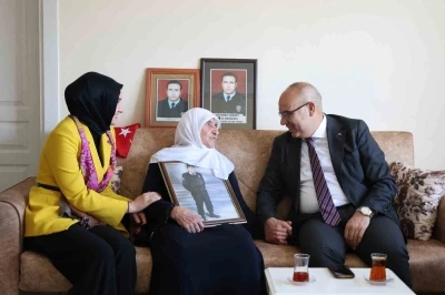 Ağrı Valisi Ko&ccedil;&rsquo;tan şehit annesine Anneler G&uuml;n&uuml; ziyareti
